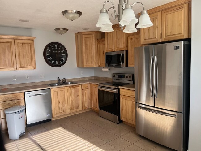 Building Photo - 3 Bedroom 2 1/2 Bath