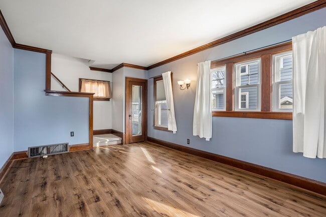 Building Photo - 3 Bedroom Fond Du Lac House
