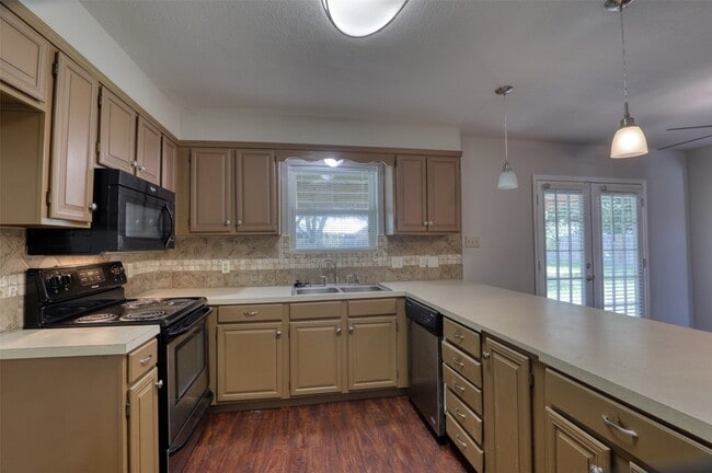 Building Photo - 607 Rosewood Dr