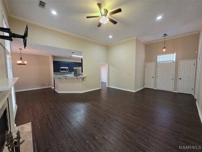 Building Photo - 2230 Kingsbury Dr