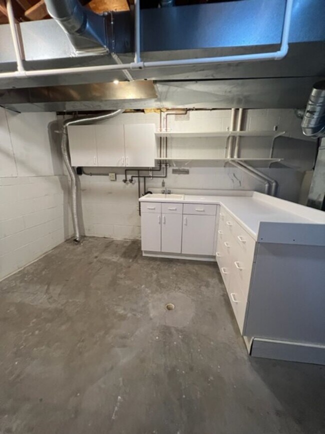 Building Photo - Charming 4 Bedroom 2.5 Bathroom Home in Hi...