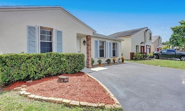 Building Photo - 8560 NW 193rd Ln
