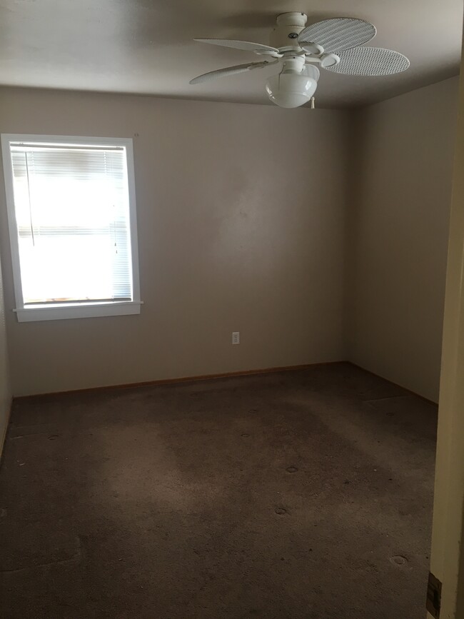 Master Bedroom (12x11) 1 walk-in closet - 2832 Stonebrook St