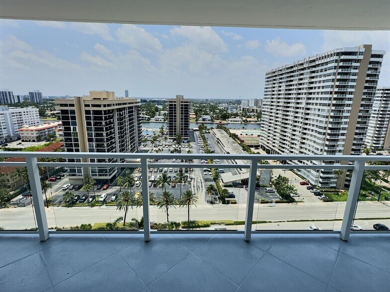 Building Photo - 2030 S Ocean Dr