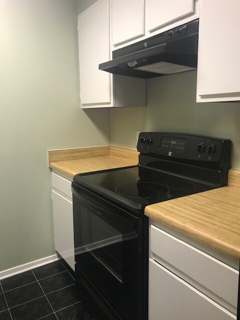 Kitchen Area - 7024 N Holiday Dr