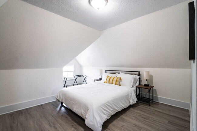 Building Photo - 4Bdrm Upper Flat of Eastside Duplex Fully ...