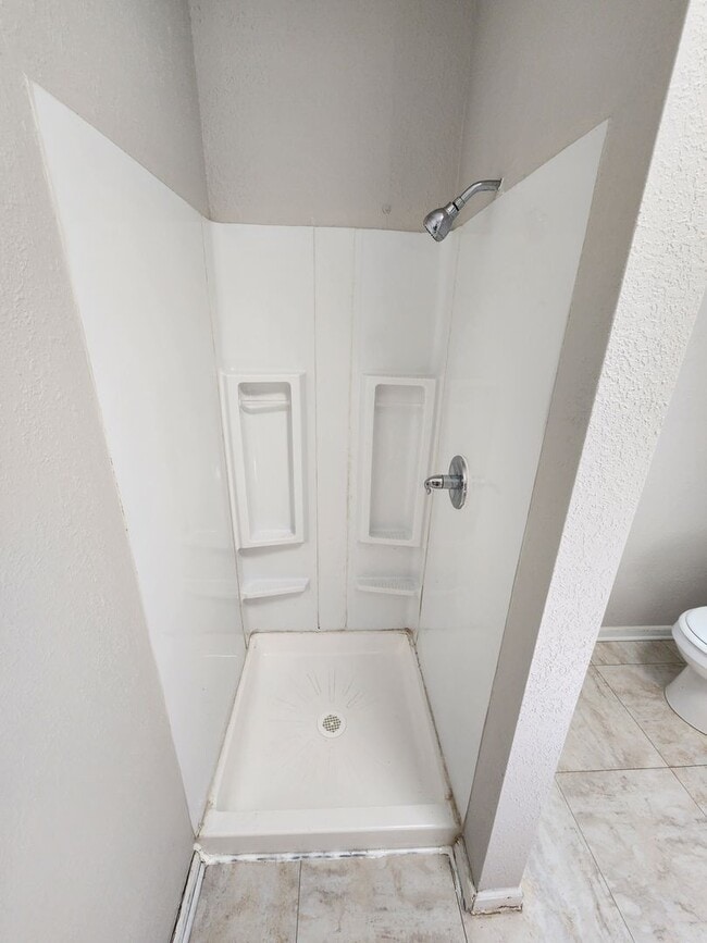 Building Photo - Spacious 3-Bedroom, 2-Bathroom Home AVAILA...
