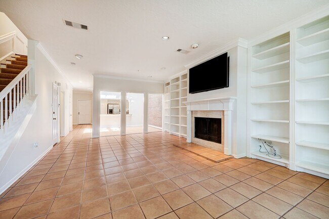 Building Photo - Large Townhome in River Oaks