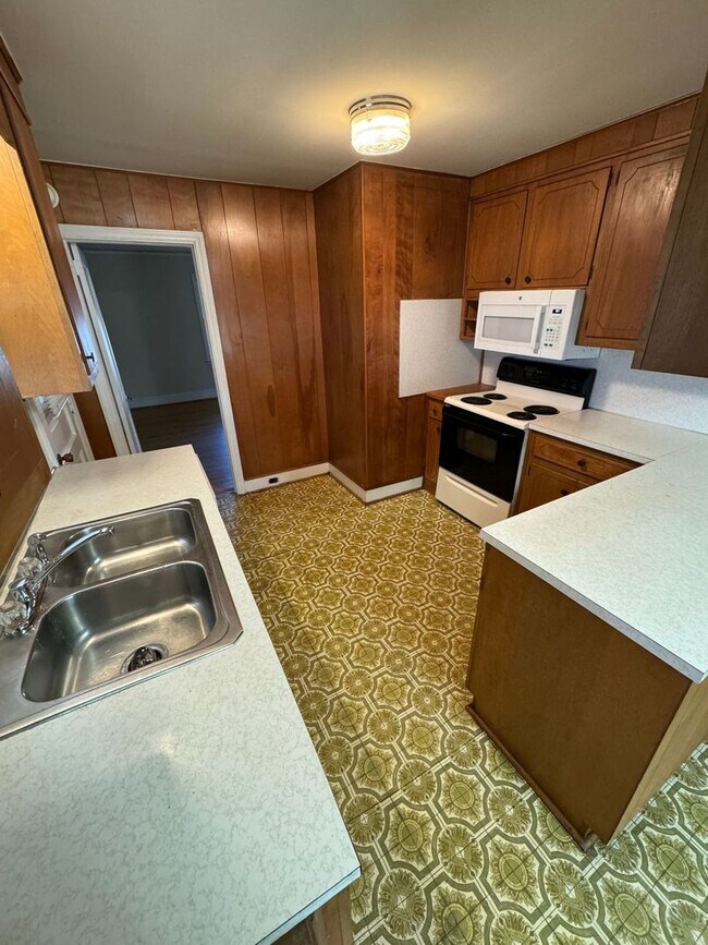 Building Photo - Cozy 2-Bedroom, 1-Bathroom Home w/ a Bonus Room