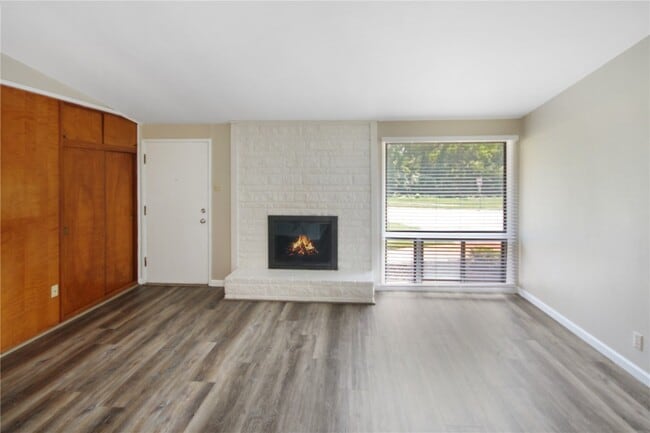Building Photo - 613 Fieldcrest Dr