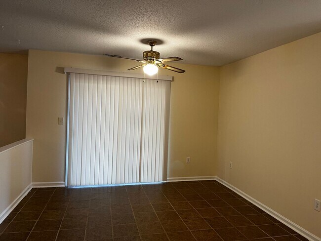 Building Photo - Town home located in Greenville