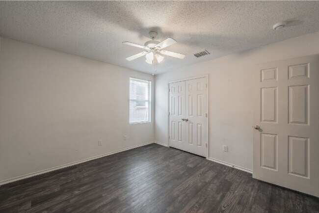 Building Photo - 3327 Clydesdale Dr