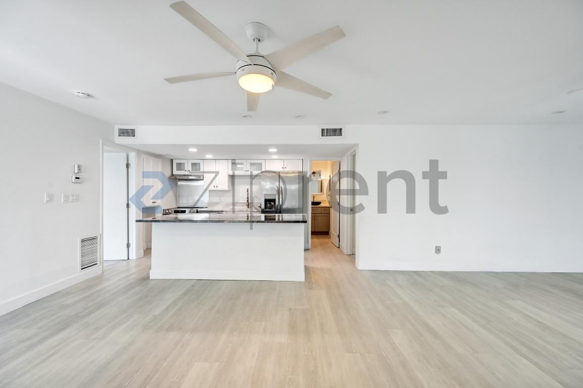 Building Photo - Unit 6