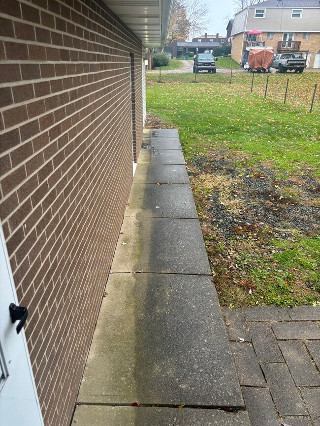 Building Photo - 2960 Thackeray Ave NW