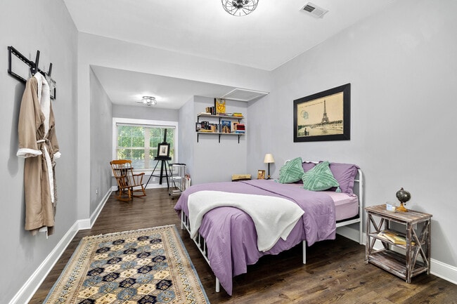 Building Photo - 930 Loring Mill Rd