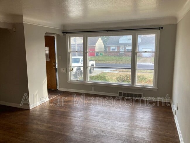 Building Photo - 320 Halle Dr