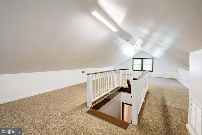 Building Photo - 4851 Crescent St