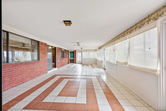 Building Photo - 3 Bedroom 2 Bath Conveniently Located House!