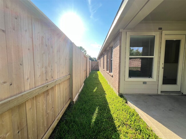 Building Photo - 23247 Dewflower Dr
