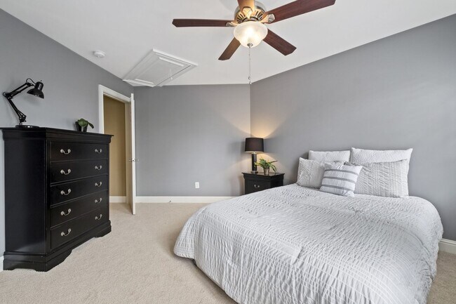 Building Photo - 1015 Crimson Clover Dr