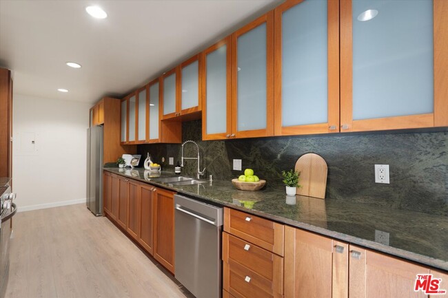 Building Photo - 429 N Oakhurst Dr