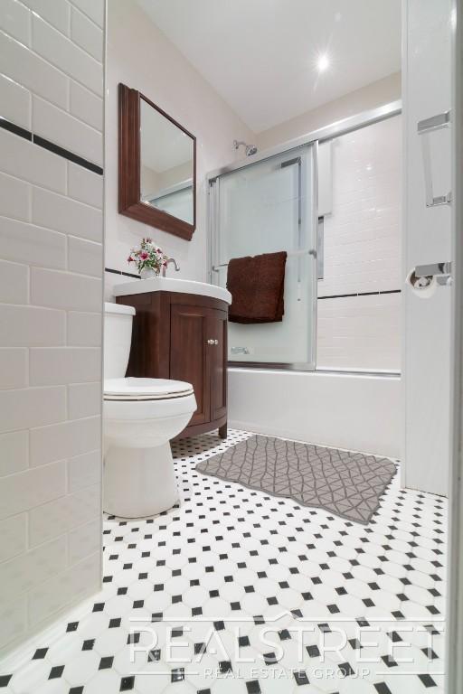 Building Photo - Huge Renovated 3 Bed 2 Bath Classic 6 in B...