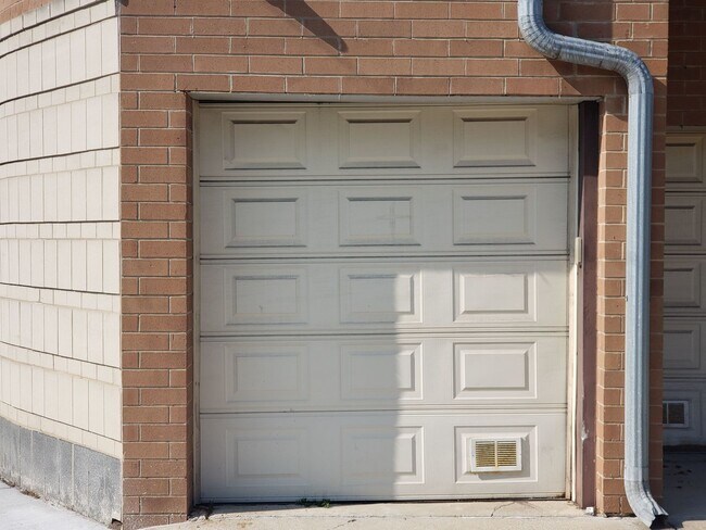 Building Photo - 6423 W Touhy Ave