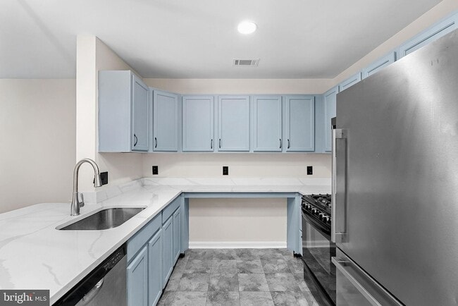 Building Photo - 673 Constellation Square SE