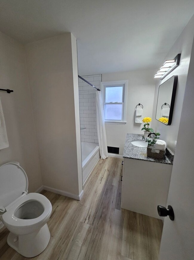 Building Photo - 4 bedroom Rental in Bettendorf