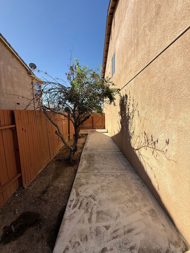 Building Photo - Spacious Single Family Home in Bakersfield...