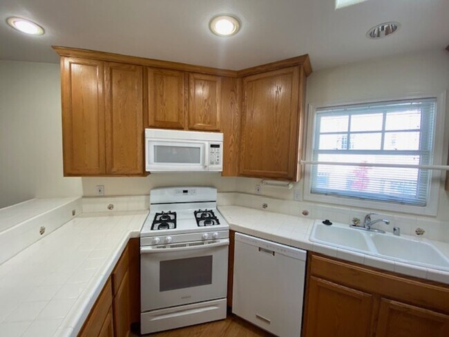 Building Photo - 794 Lighthouse Ave