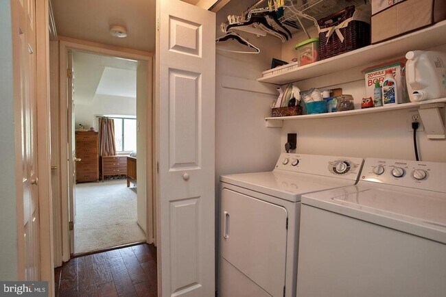 Building Photo - 1650 Parkcrest Cir