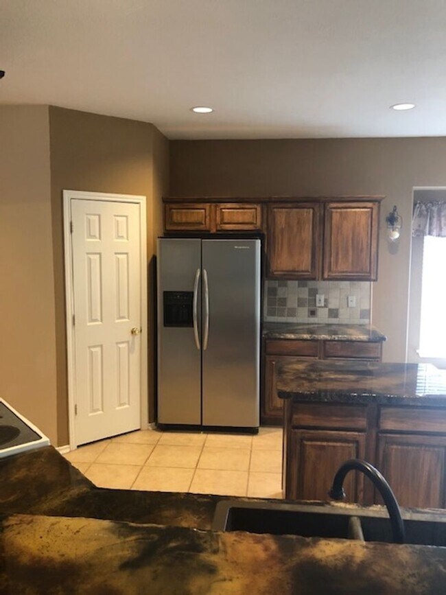 Building Photo - Beautiful home in gated community