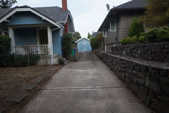 Building Photo - N.E Rose City Bungalow Pet Friendly