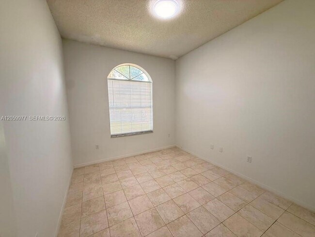 Building Photo - 420 SE 23rd Ln