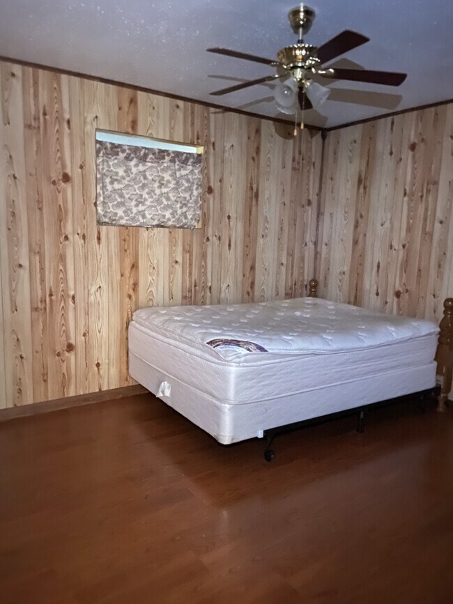 Building Photo - 18601 Honeysuckle Ln