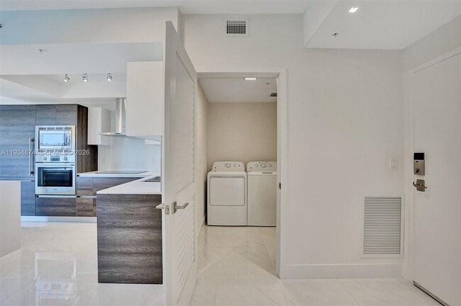 Building Photo - 301 Altara Ave