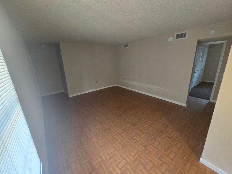 Building Photo - 2425 Parrott Ave