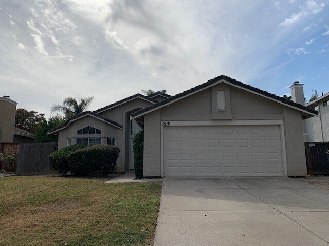 Building Photo - Spacious 3 Bedroom / 2 Bath Home with a Bo...