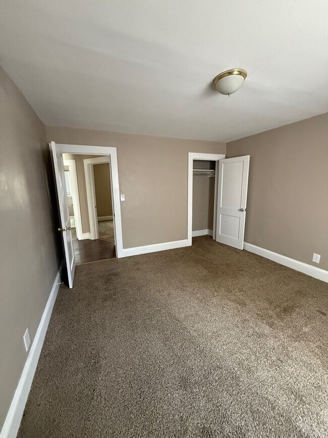 Building Photo - Duplex on Higgs St