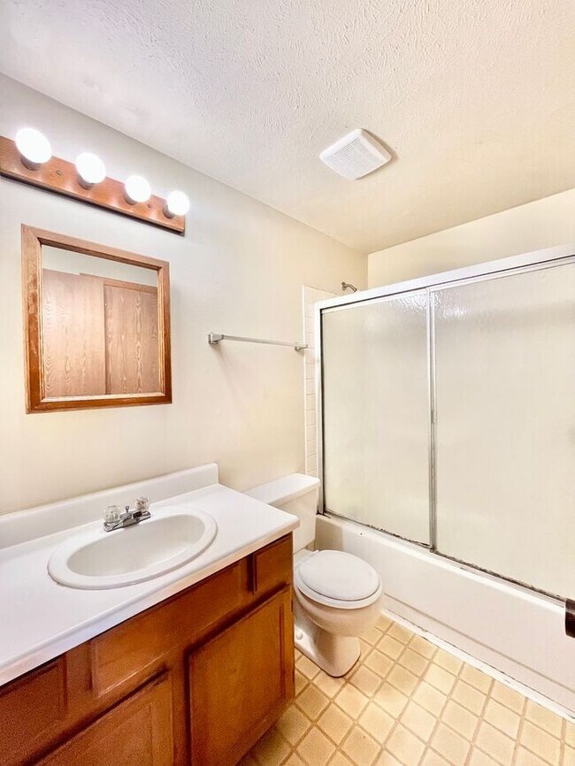 Building Photo - 3 Bed 2 Bath Close to Hughes Staduim