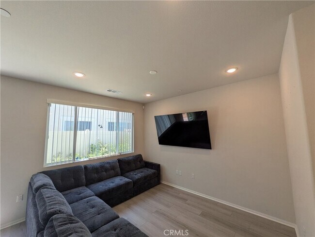 Building Photo - 2035 Bergamot St