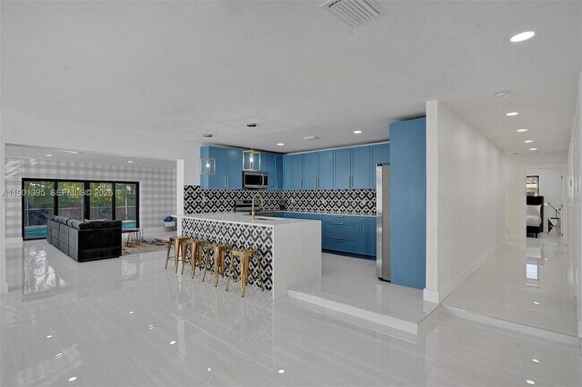 Building Photo - 1141 N North Lake Dr