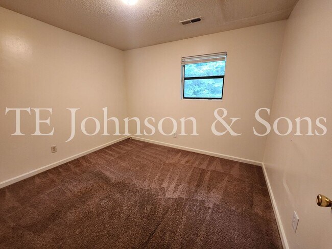 Building Photo - 2 Bedroom Utilities INCLUDED