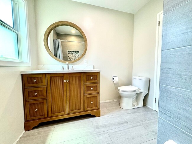 Building Photo - Charming 3 bedroom, 2 bath completely remo...