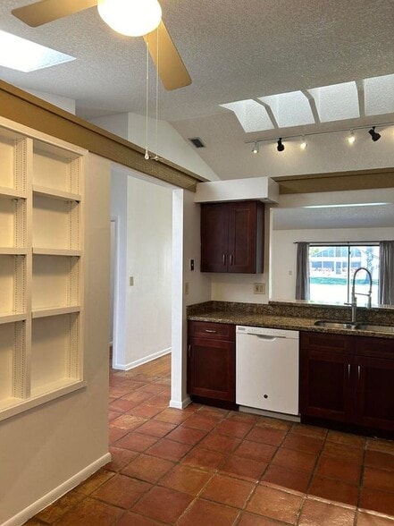 Building Photo - 22682 Vistawood Way