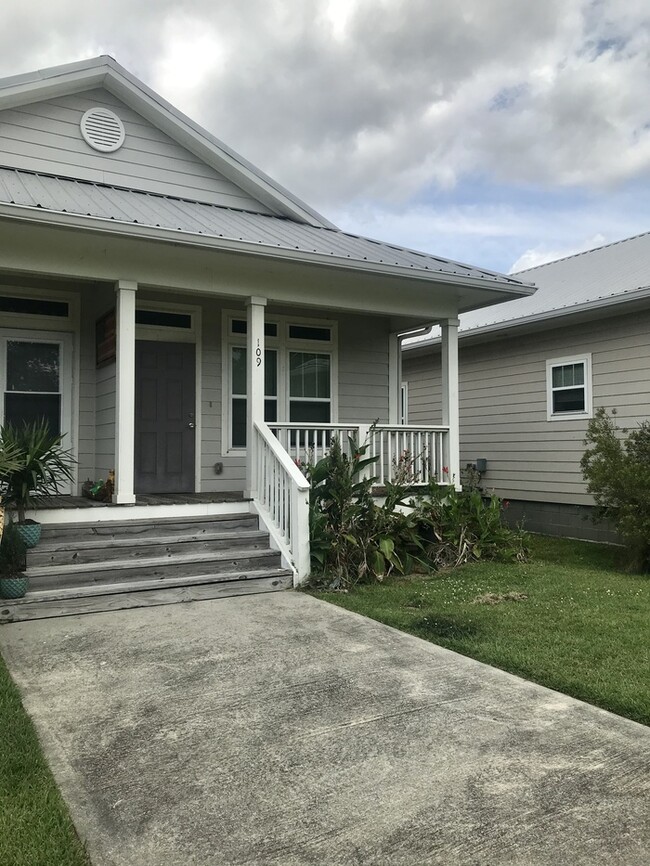 Building Photo - Beautiful 2/1 Duplex in Bay St. Louis, MS