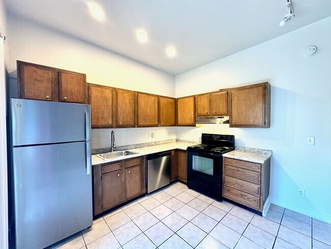 Building Photo - 2233 Victor St