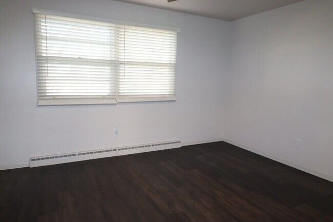 Building Photo - Updated 3-Bed Duplex with 1.5 Baths in Appleton