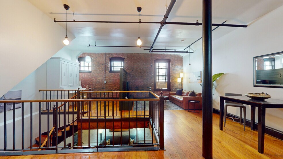 Building Photo - 18 Sutton St